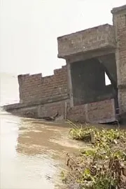 Video: Swollen Ganga Swallows Up Houses In Bihar3