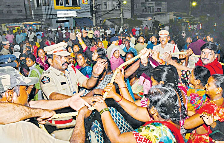 Dharna of Bhavanipuram Karakatta residents for flood relief