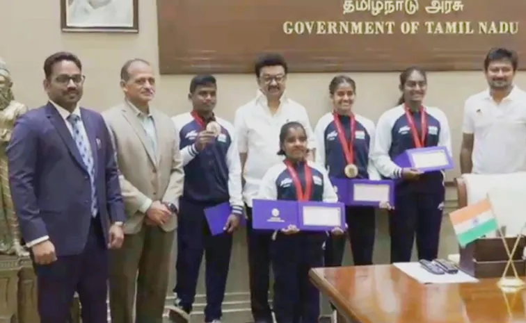 TN CM Stalin Gives Cheque To Paralympic Medal Winners 2 Cr to Thulasimathi
