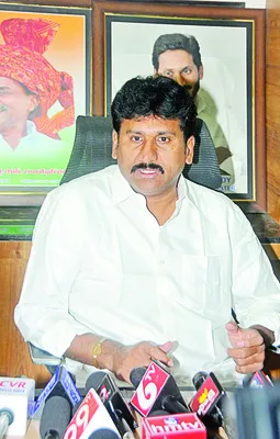 హంతకులకు పరిటాల కుటుంబం అండ