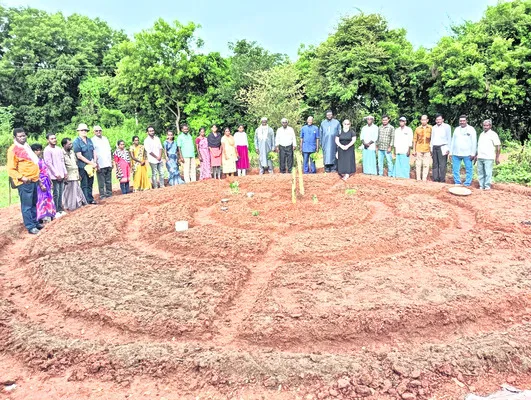 ప్రకృతి వ్యవసాయ క్షేత్రంలో మాలి దేశ బృందం 