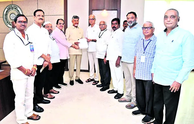 వరద బాధితులకు కో–ఆపరేటివ్‌ బ్యాంకు రూ. 25 లక్షల విరాళం 