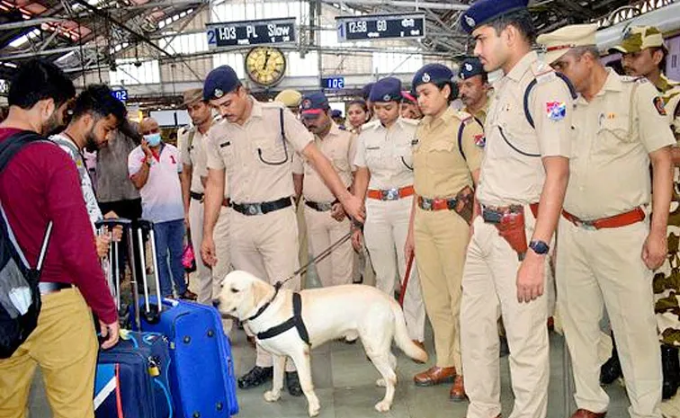 Mumbai on high alert amid terror threat warnings