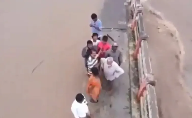 khamma floods: jcb driver rescue people life at prakash nagar bridge