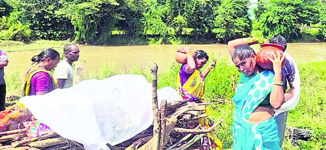 తండ్రి మృతి.. కూతుళ్లకు అనుమానం 