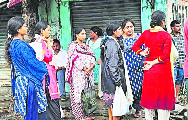 Volunteers serving flood victims in many areas