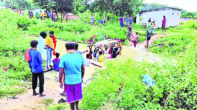 అంత్యక్రియలకు అవస్థలు 