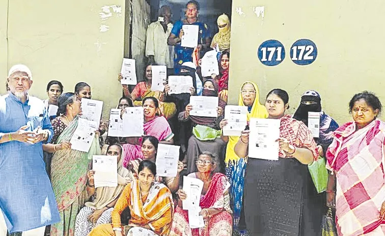 flood victims staged a dharna in Vijayawada