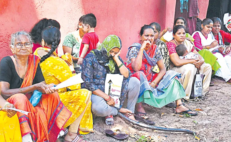 Budameru Flood victims rushed to Vijayawada Collectorate