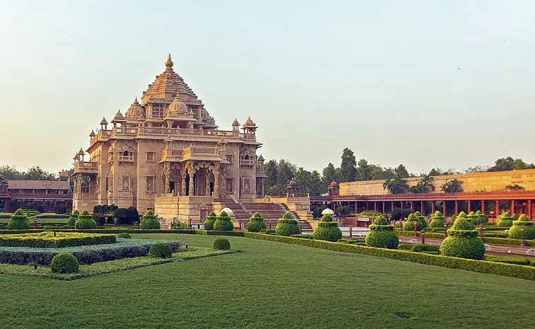 tourist place akshardham temple in delhi signifincance