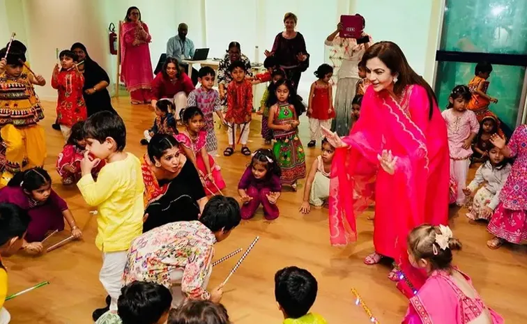 Nita Ambani Play Dandiya With Kareena Kapoor's Son, Jeh And Other Kids