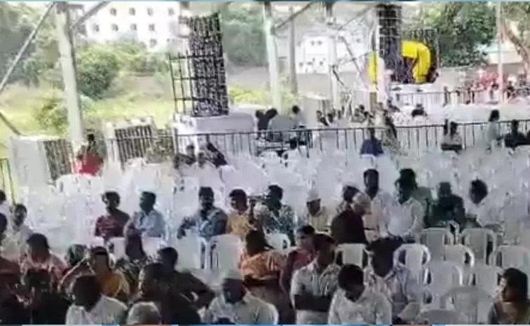 No crowd at Dy CM Pawan Kalyan Palle Panduga program in Kankipadu