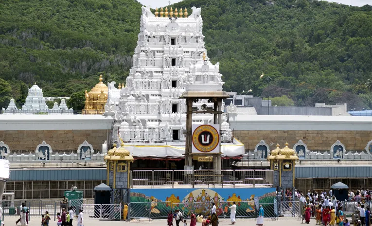 Huge Devotees Rush At Tirumala Temple 