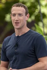 Mark Zuckerberg Turns Nail Artist For Daughter8