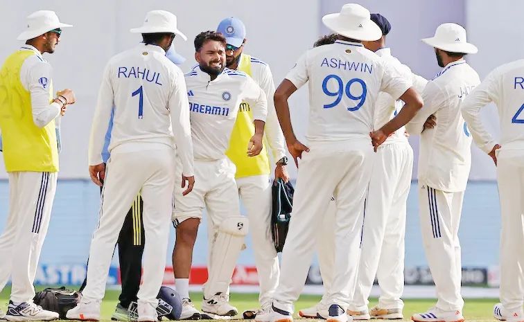 Ind vs NZ 1st Test Day 2: Rishabh Pant Walks Off Field With Knee Injury