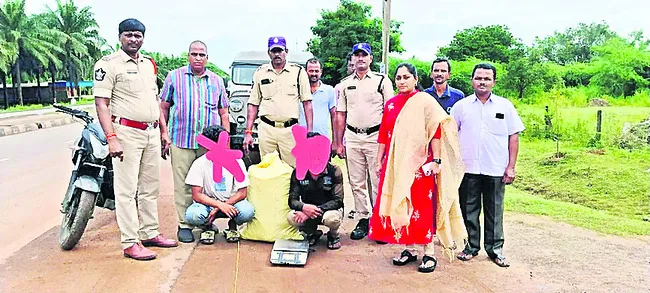 గంజాయి తరలిస్తున్న ఇద్దరి అరెస్ట్‌