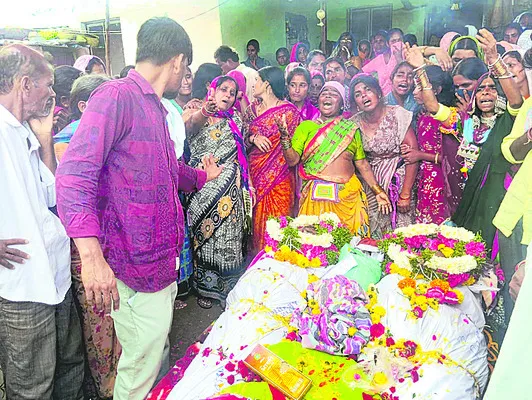 అశ్రునయనాలతో..