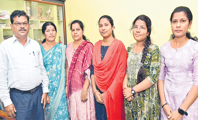 Five girls To Adilabad District Utnoor Madavi Laxman 