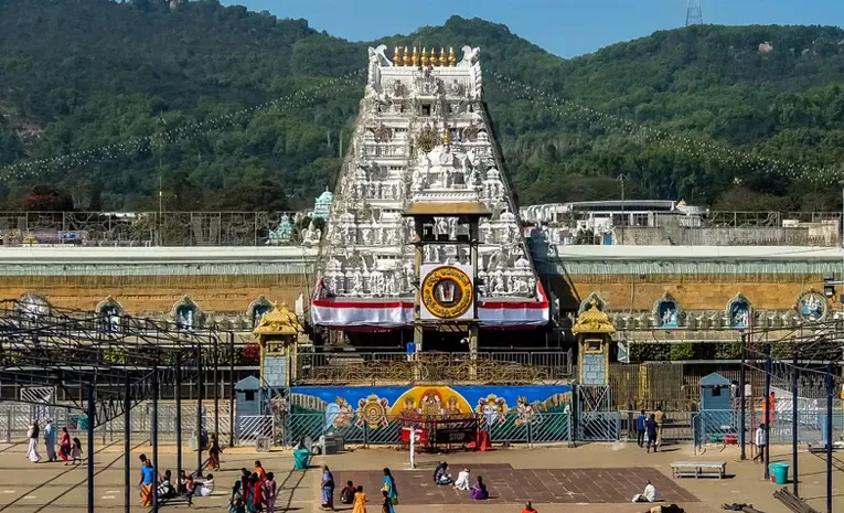 Huge Devotees Rush At Tirumala Temple 