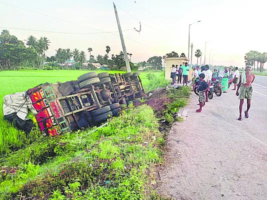 ఇసుక బండిని ఢీకొట్టిన లారీ 