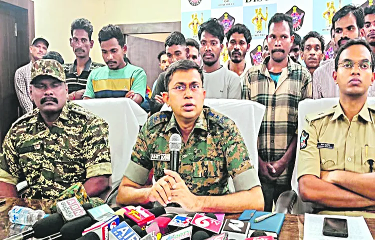 Surrender of 17 Maoist militia members