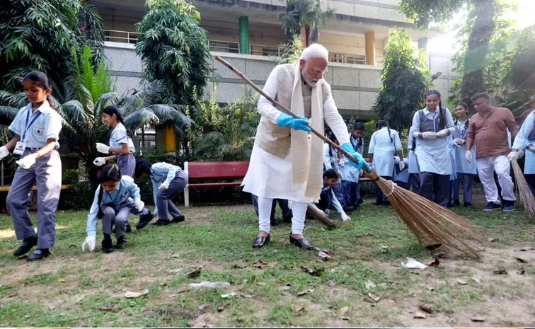 Narendra modi takes part in swachhata abhiyan