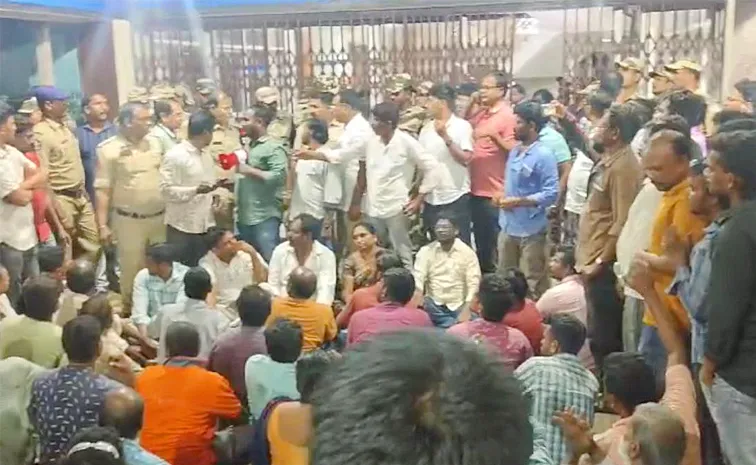 Visakha Steel Plant Contract Workers Continue Protest Against Management