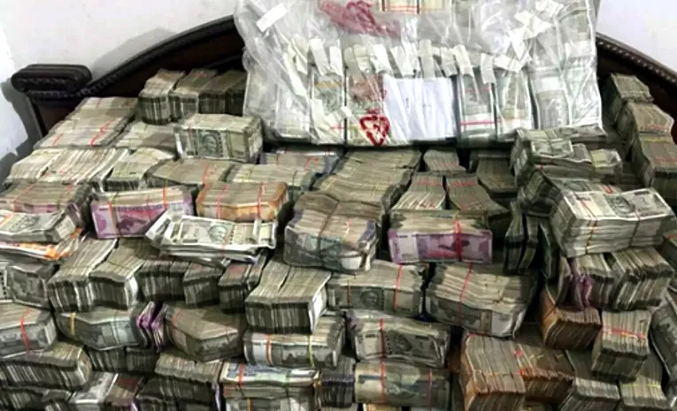 Rs 2.73 crore cash recovered from goods vehicle in Karnataka