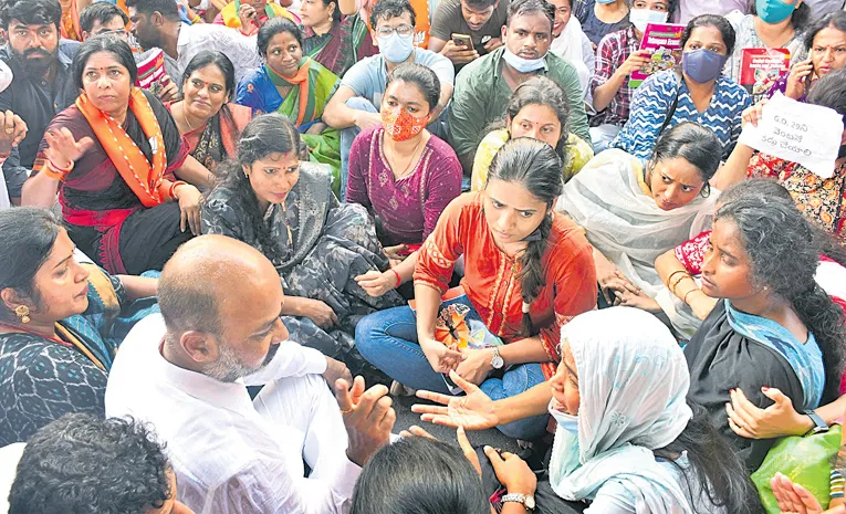 group-1 candidates protest in hyderabad