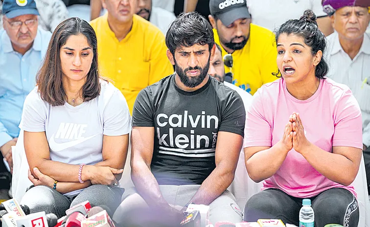 Sakshi Malik Blames Vinesh Phogat and Bajrang Punia For Weakening Wrestlers Protest