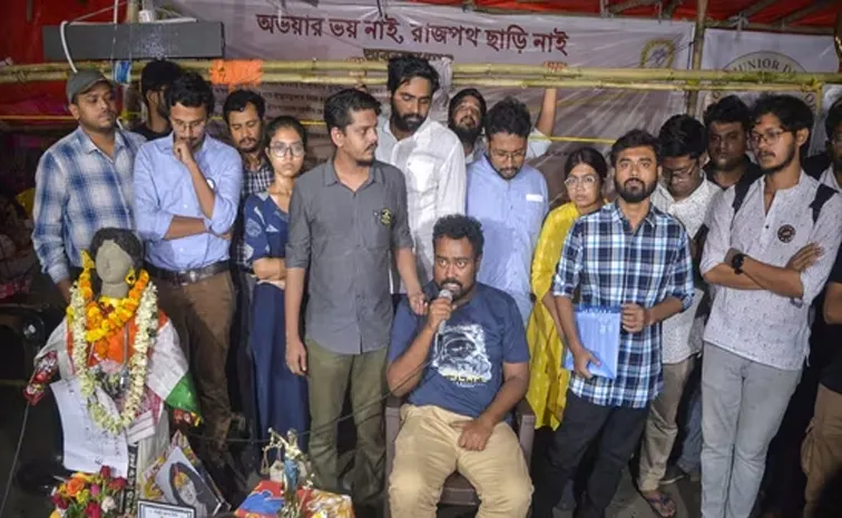 West Bengal junior doctors withdraw hunger strike after meeting CM Mamata Banerjee