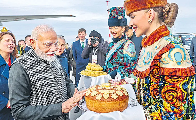 What are chak-chak and korovai offered to PM Modi in Russia?