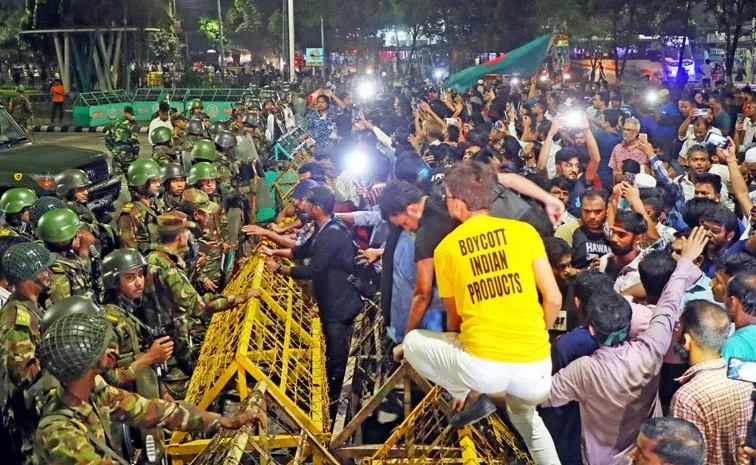 Tension soars in Bangladesh protests against president resignation