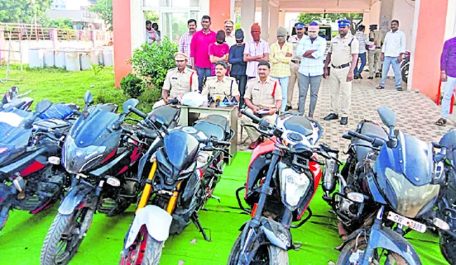 పోలీసుల అదుపులో గంజాయి విక్రయదారులు 