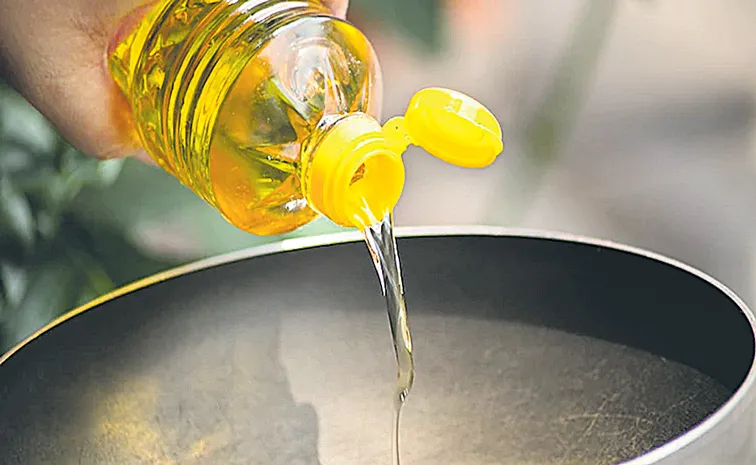 Rising prices of edible oil and snacks hit consumers ahead of Diwali