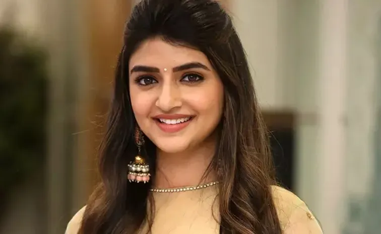 Heroine Sreeleela Papped At A Road Side Tea Stall Video Goes Viral