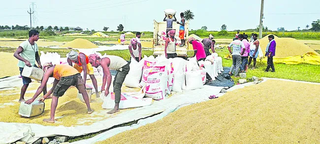 ధాన్యం.. దళారుల భోజ్యం