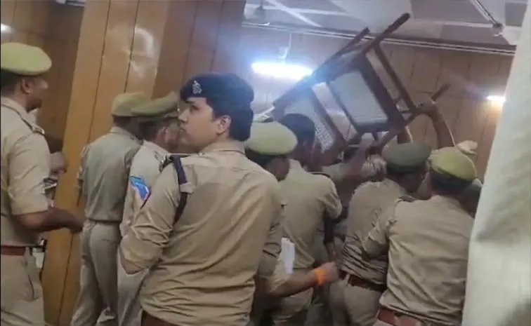 Ghaziabad Court Chaos After Judge vs Lawyer Cops Chase Away Advocates