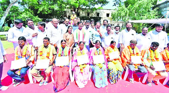 పారిశుద్ధ్య కార్మికుల సేవలు వెలకట్టలేనివి