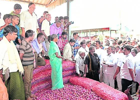 ఉల్లి రైతుల సమస్యలు పట్టించుకోండి