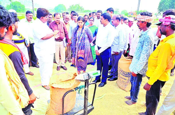 ఖాతాల్లో త్వరగా  డబ్బులు జమ చేయాలి
