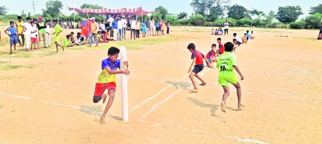 చదువుతో పాటు క్రీడల్లో రాణించాలి 