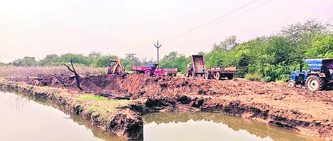 ప్రభుత్వం మాదే.. మట్టి తవ్వేస్తాం 