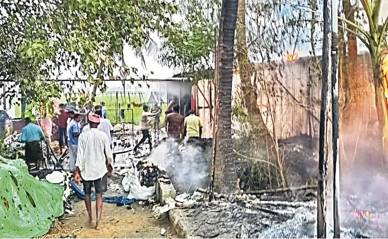 lightning strike incident near fireworks factory in East Godavari: Andhra pradesh