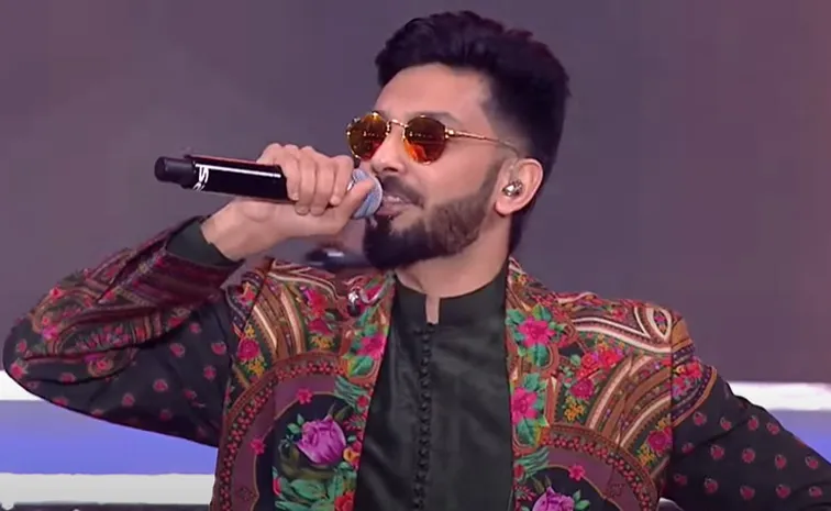 Anirudh Performance Manasilayo In Vettaiyan Audio Launch