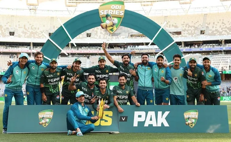 Pakistan Beat Australia By 8 Wickets In 3r ODI, Clinches Away The Series