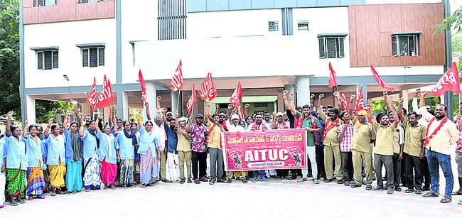 ప్రభుత్వ ఉద్యోగులుగా గుర్తించాలి