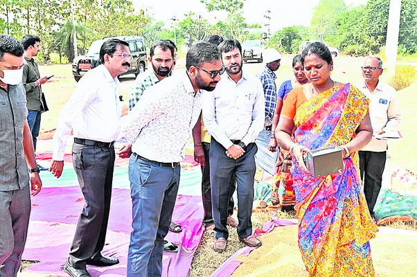 తేమశాతం ఉన్న ధాన్యం వెంటనే కొనాలి