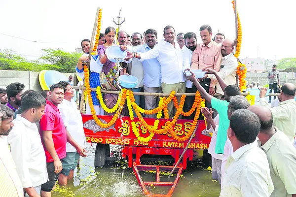 చేప పిల్లల పంపిణీలో తీవ్ర జ్యాపం
