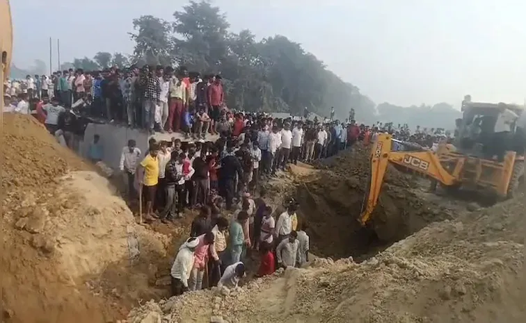 Kasganj Accident Women dig Soil 4 Died Many Injuerd